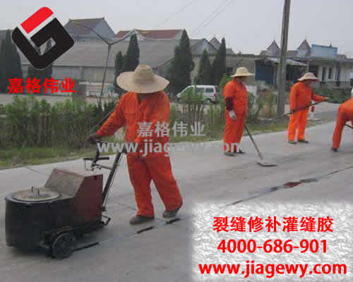 萬通公路養(yǎng)護隊停止瀝青灌縫膠灌縫作業(yè)，確保高考學(xué)生安全通暢出行