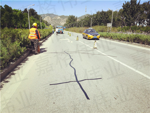 嘉格公路貼縫帶讓道路養(yǎng)護(hù)不再苦、臟、累