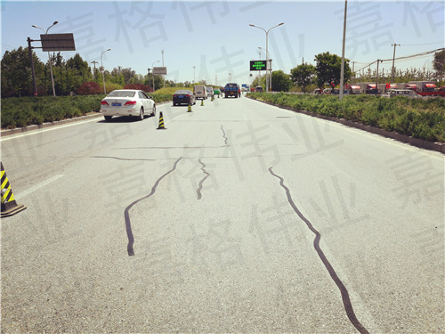 用在道路路面裂縫的貼縫帶要怎么選擇呢？