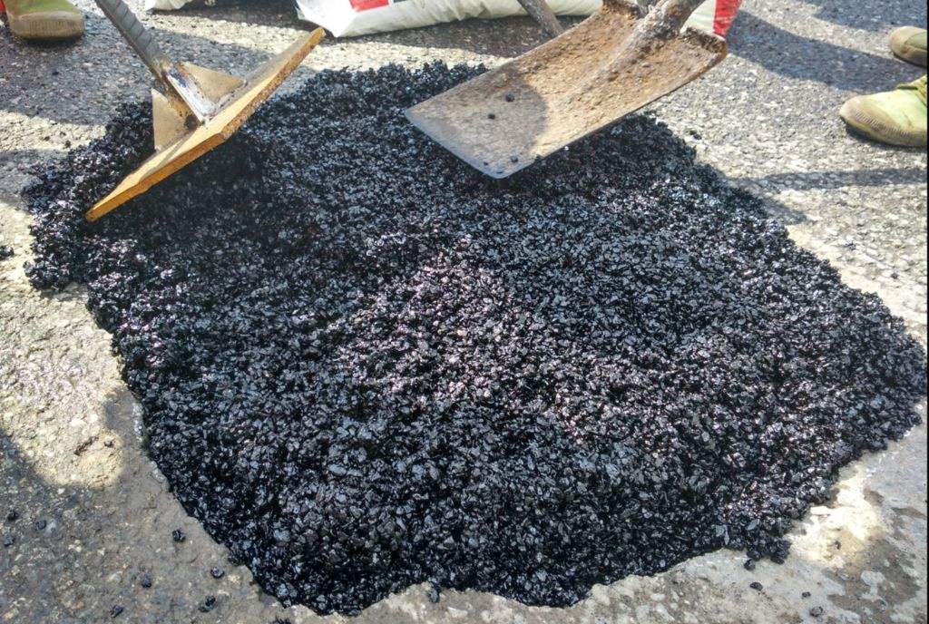 瀝青冷補(bǔ)料施工便捷，道路養(yǎng)護(hù)好幫手