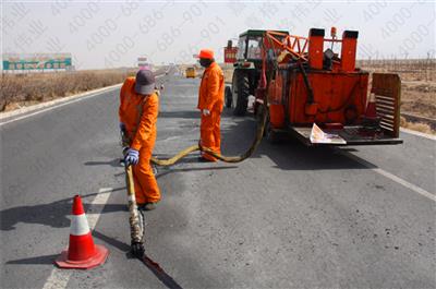 針對道路路面裂縫,應(yīng)采取什么樣的嘉格灌縫膠進(jìn)行灌縫處理呢？